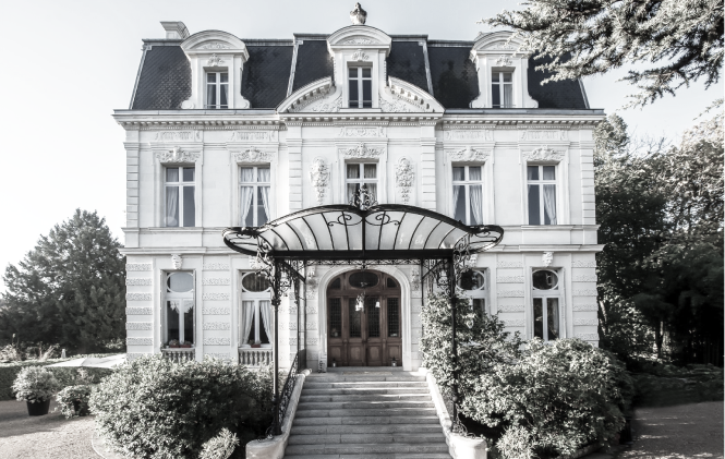 Photo d'une maison de couture en noir et blanc